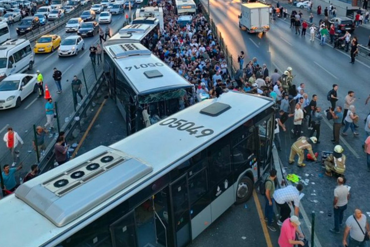 Avcılar'da metrobüsler çarpıştı: 99 yaralı