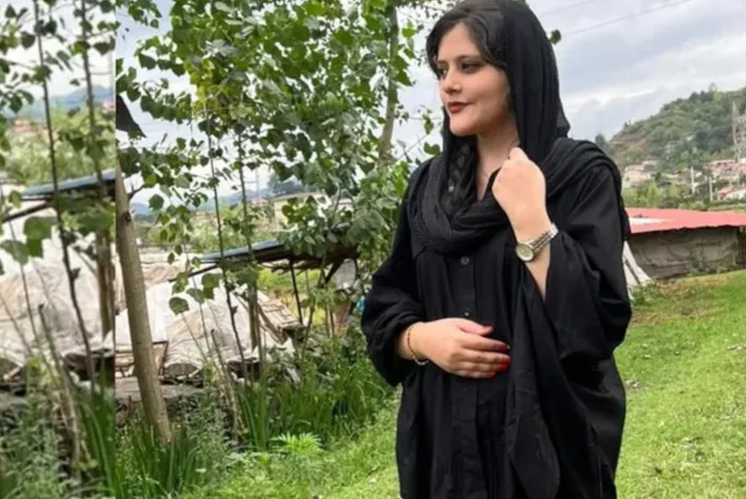 İran'da 'ahlak polisi'nin gözaltına aldığı kadın öldü