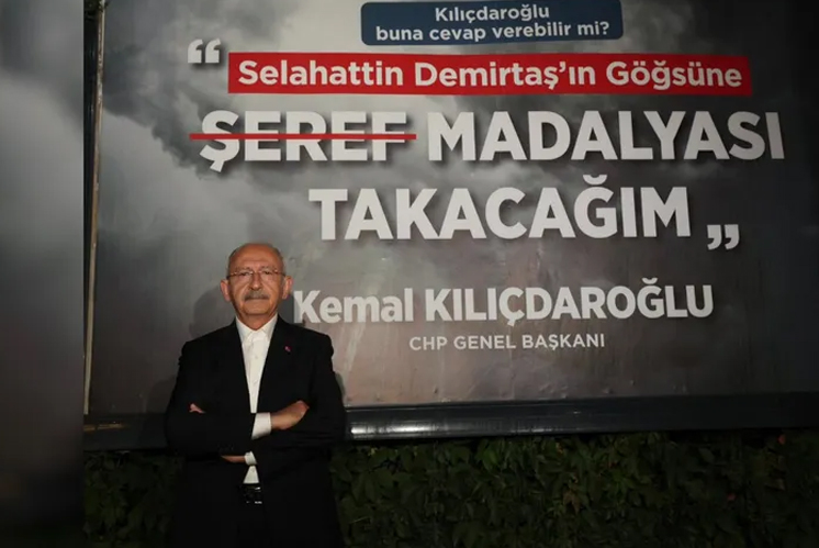 Kılıçdaroğlu o afişin önünde poz verdi: İnadına helalleşeceğiz
